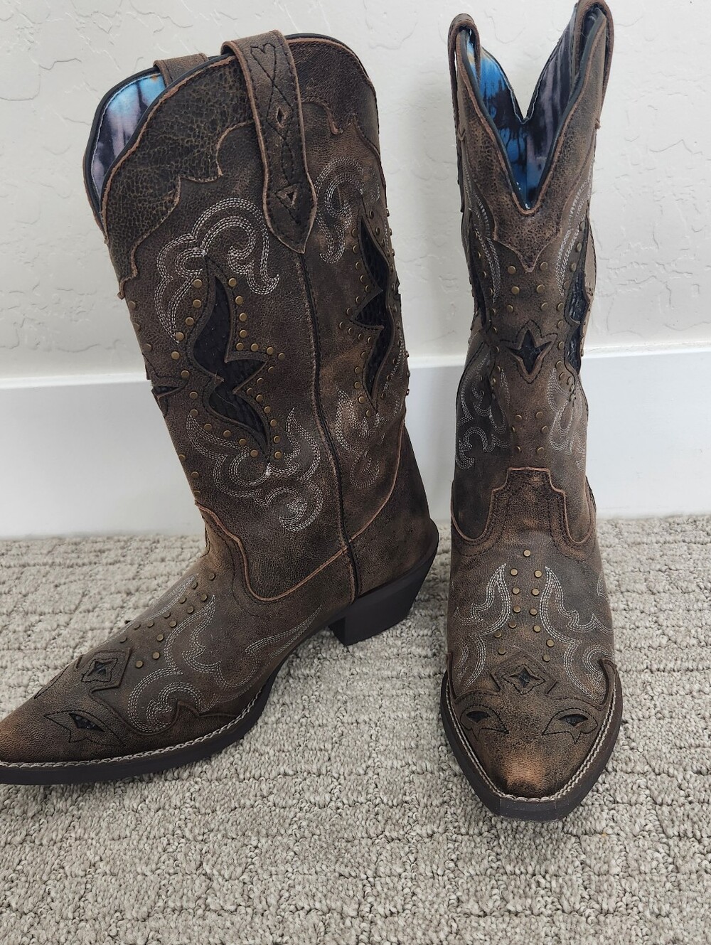 NEW Laredo Distressed Brown Western Cowboy Boots with Embroidered Star Details